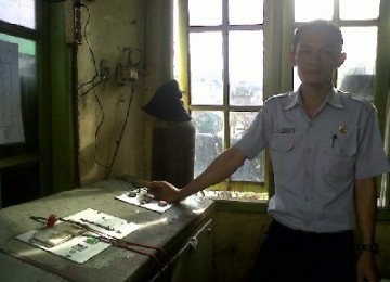 Muhammad Soleh works as a railway crossing officer since last year. 