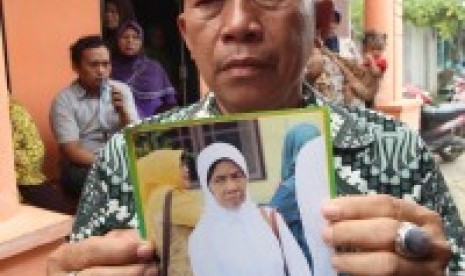 Muhammad Tayib (65 tahun) menunjukkan foto Almarhumah istrinya, Painem Dalio (62 tahun) korban tertimpa crane di Arab Saudi, di rumah duka Kawasan Jalan Mangaan V Medan, Sumatera Utara (Ilustrasi)