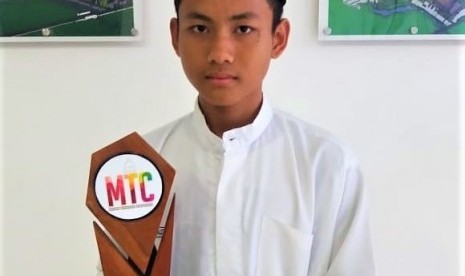 Muhammad Umar Ibrahim, santri penerima beasiswa pendidikan Laznas BMH raih juara II kompetisi Matematika se-Jatim.