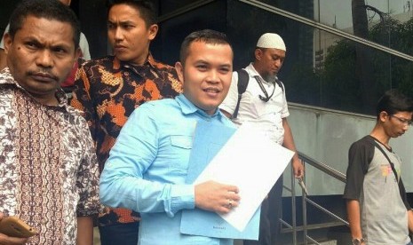 Muhammad Zakir Rasyidin (bekemeja biru) usai melaporkan Jonru Ginting ke Polda Metro Jaya, Jakarta, Senin (4/9).