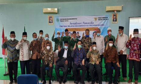 Muhammadiyah dimanapun tidak pernah mempersoalkan Pancasila, namun justru mengajak kepada masyarakat untuk mempertahankan Ideologi negara itu dan menginternalisasi melalui pendidikan formal.