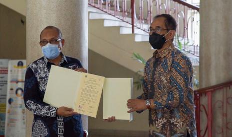 Muhammadiyah melalui Muhammadiyah Covid-19 Command Center (MCCC) dan Universitas Gajah Mada (UGM), Kamis (15/04) menandatangani nota kesepahaman bersama (MOU) dalam penanganan Covid-19 di Gedung Balairung, UGM. Hadir menandatangani nota tersebut, Ketua MCCC PP Muhammadiyah Drs. Agus Samsudin, M.M. dan Wakil Rektor Bidang Kerja Sama dan Alumni, Dr. Paripurna.