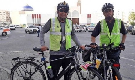 Muhammed Saleem (53) dan Rizwan Ahmad Khan (42) berasal dari Bangalore, bersepeda menuju Makkah untuk berhaji. 