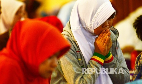 Muhasabah Akhir Tahun Republika 2016 Ribuah jamaah berdoa bersama yang pimpin oleh ustaz Evie Effendi saat Muhasabah Akhir Tahun Republika 2016 di Masjid Pusdai, Kota Bandung, Sabtu (31/12)