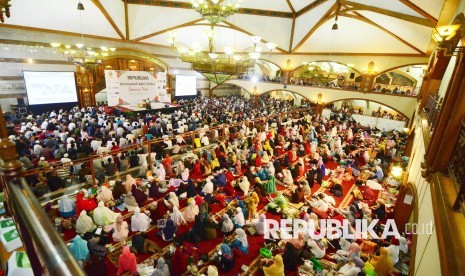 Muhasabah Akhir Tahun Republika. Ribuan jamaah mengikuti Muhasabah Akhir Tahun Republika di Masjid Pusdai, Kota Bandung. (ilustrasi)