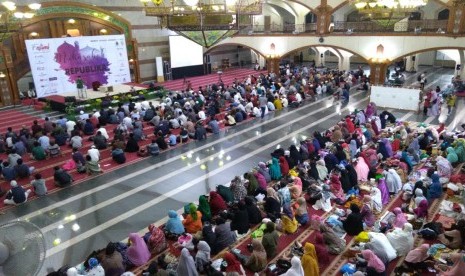 Muhasabah Akhir Tahun Republika, di Masjid Pusdai Jawa Barat, Jalan Diponegoro, Kota Bandung, Selasa (31/12). 