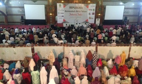 Muhasabah Akhir Tahun Republika di Masjid Pusdai, Kota Bandung, Sabtu (31/12). 