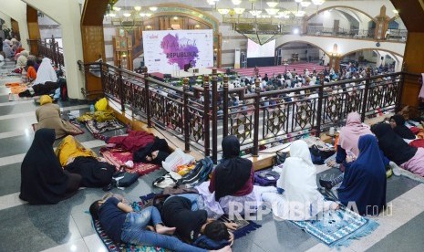 Muhasabah Akhir Tahun Republika, di Pusdai Jawa Barat, Jalan Diponegoro, Kota Bandung. Dewan Kemakmuran Masjid (DKM) Pusdai Jawa Barat bakal mulai menggelar Shalat Jumat berjamaah pada Jumat (5/6) dengan memperhatikan protokol kesehatan saat pembatasan sosial berskala besar (PSBB).