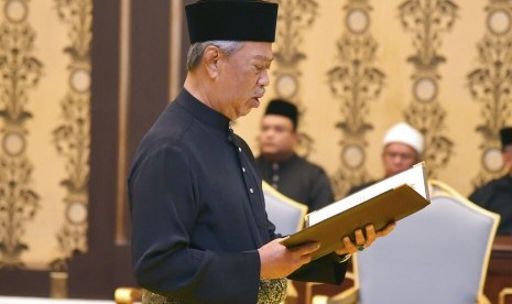 Muhyiddin mengambil sumpah sebagai perdana menteri Malaysia, Ahad (1/3).