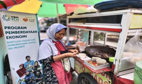 Mujiati merupakan salah seorang Penerima Manfaat program pemberdayaan dari YBM PLN dan Rumah Zakat. 