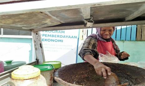 Mujiati merupakan salah seorang Penerima Manfaat yang sehari-hari berjualan gado- gado dan rujak di Jalan Juanda 4 terus semangat menunggu para pelanggan datang untuk membeli dagangannya. Gado-gado dan rujak Mujiati memang sudah memiliki rasa di hati para pelanggannya. Bahkan, kali ini Mujiati sudah memasarkan jualannya secara online.