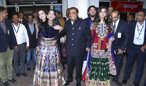 Mukesh Ambani (tengah) diapit anak-anak dan istrinya.