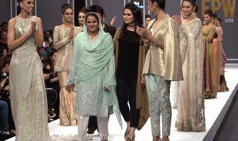 Mukhtar Mai berjalan di atas catwalk bersama para model di ajang Pakistan Fashion Week