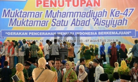 Muktamirin berfoto usai dilangsungkannya acara penutupan Muktamar Muhammadiyah ke 47 dan Muktamar Satu Abad Aisyiyah di Kampus Unismuh, Makasar, Sulsel, Jumat (7/8).