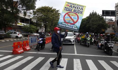 Mulai Kamis (6/5), larangan mudik Lebaran resmi berlaku. Polda Metro Jaya akan menyekat jalur keluar Jabodetabek mulai pukul 24.00 untuk mencegah masyarakat mudik.