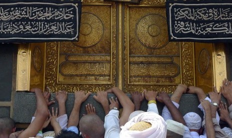 Multazam di Masjidil Haram, Makkah, Arab Saudi. Mengapa Multazam Menjadi Tempat Mustajab Dikabulkannya Doa? 