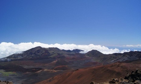 Multicolored cinder cones in Haleakala (House of the Sun) Crater on the island of Maui. (illustration)  