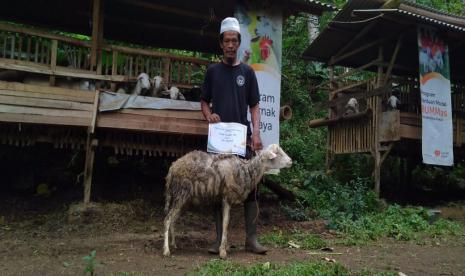 Mumtaza Aqiqah, unit usaha dari BUMMas Warak Berdaya binaan Rumah Zakat selama satu pekan ini berhasil menyembelih dua ekor domba untuk akikah. Akikah tersebut salah satunya diantarkan pada, Sabtu (19/6) oleh Trimo Wahyudi selaku pengelola usaha BUMMas ke daerah Sidorejo Lor, Kecamatan Tingkir, Kota Salatiga.