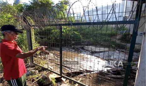 Mumut (68 tahun) pemilik kolam lele di kolong rel Kereta Cepat Jakarta Bandung di Jalan Mengger Tengah, Kelurahan Mengger, Kecamatan Bandung Kidul, Senin (22/5/2023). 