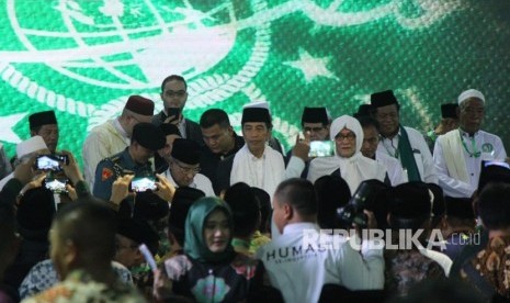 Munas dan Kombes NU. Presiden RI Joko Widodo hadir di acara Munas dan Kombes NU di Pesantren Miftahul Huda Al Azhar, Banjar, Jawa Barat, Rabu, (27/2). 