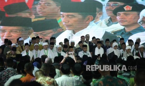 Munas dan Kombes NU. Presiden RI Joko Widodo hadir di acara Munas dan Kombes NU di Pesantren Miftahul Huda Al Azhar, Banjar, Jawa Barat, Rabu, (27/2). 