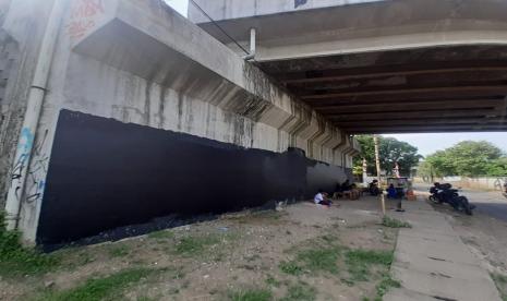 Mural bergambar Presiden Jokowi bertuliskan 