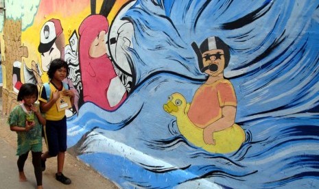   Mural di kampung kreatif yang terletak di bantaran Kali Ciliwung, Kebun Baru, Tebet, Jakarta Selatan,Selasa (11/9).   (Agung Fatma Putra)