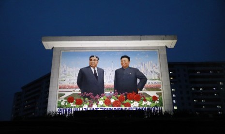 Mural memperlihatkan foto pemimpin Korea Utara Kim Il-sung dan putranya Kim Jong-il