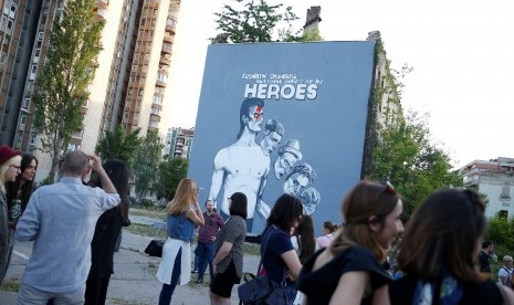 Mural mendiang musisi David Bowie terpampang di Sarajevo, Bosnia, atas prakarsa penggemarnya.