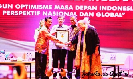 MURI Indonesia memberikan penghargaan secara khusus kepada Nusantara Foundation atas pembangunan pesantren di Amerika Serikat.