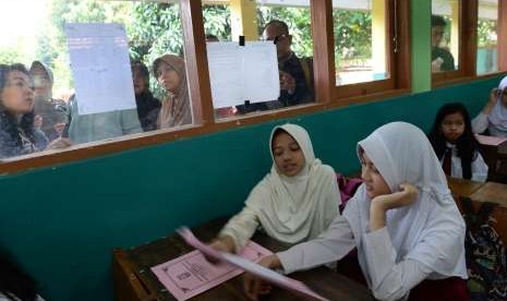 Murid belajar di kelas.