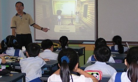 Murid belajar di sekolah Singapura