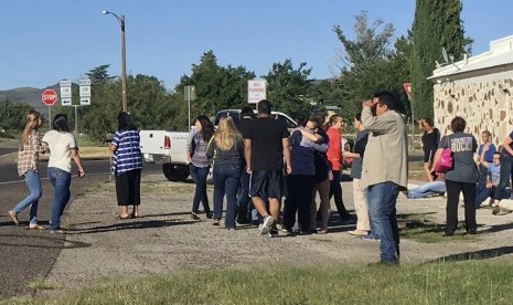 Murid dan warga berkumpul di dekat Alpine High School di Texas setelah insiden penembakan pada 8 September 2016.