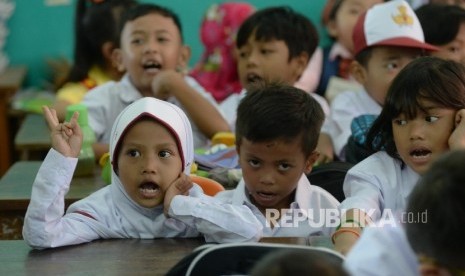 Siswa SD belajar di sekolah 