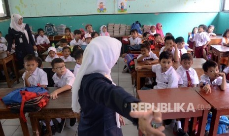 Suasana belajar mengajar siswa kelas 1 SDN Malaka Sari 04 Pagi, Jakarta Timur