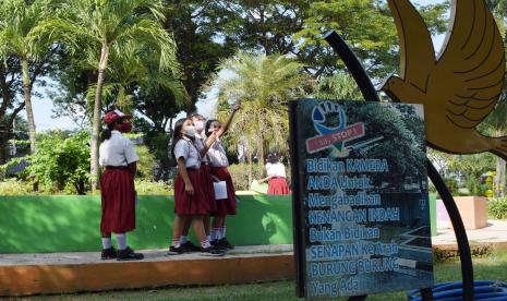 Murid SD sedang berada di kawasan Alun-alun Kota Madiun, Jawa Timur. Pemkot Madiun akan merenovasi alun-alun agar pengunjung lebih nyaman.