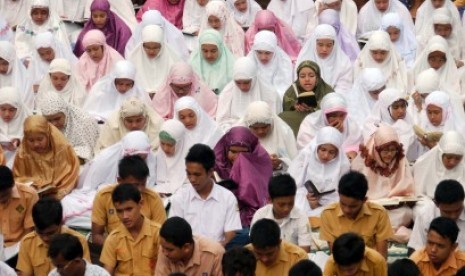 Murid MTsN Model Banda Aceh shalat berjamaah sebelum pengumuman kelulusan ujian nasional di Banda Aceh, Sabtu (2/6)/Ilustrasi.