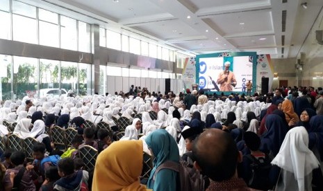 Murid-murid sekolah menyimak pidato sambutan dalam pembukaan Islamic Book Fair 2019 di JCC Senayan, Jakarta, Rabu (27/2). 