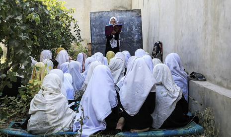 Murid perempuan di Afghanistan. Ulama Taliban yang memutuskan apakah anak perempuan boleh pergi ke sekolah atau tidak.