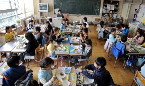 Murid SD kelas tiga menikmati makan siang bersama di sebuah sekolah di Tokyo, Jepang.