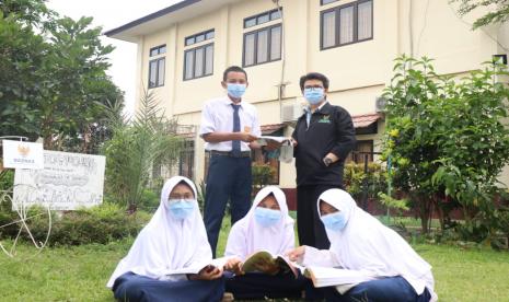 Murid Sekolah Cendekia Baznas (SCB), Anggela menjadi salah satu peraih medali pada olimpiade matematika skala internasional. Gadis asal Kabupaten Tanah Datar, Sumatera Barat ini berhasil meraih medali perunggu pada penyelenggaraan Hong Kong International Mathematical Olympiad (HKIMO) Heat Round 2020 yang diselengarakan secara daring.