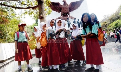 Murid Sekolah Dasar mengunjungi monumen Kesaktian Pancasila, Lubang Buaya, Jakarta. (ilustrasi)