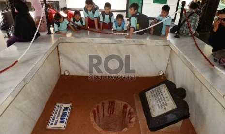 Murid Sekolah Dasar mengunjungi monumen Kesaktian Pancasila, Lubang Buaya, Jakarta, Kamis (1/10).