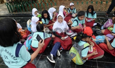 Murid Sekolah Dasar mengunjungi monumen Kesaktian Pancasila, Lubang Buaya, Jakarta, Kamis (1/10). 