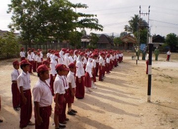 Murid Sekolah Dasar tengah melakukan upacara bendera (ilustrasi).