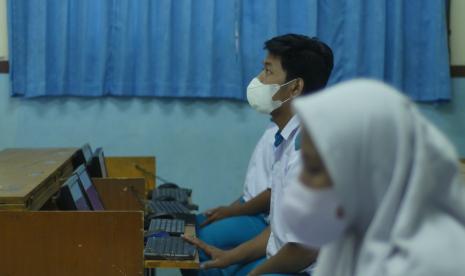 Murid SMK Informatika Utama tengah mengikuti kegiatan belajar mengajar.