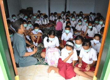 Murid Sekolah Dasar Negeri (SDN) Geduren, Jatianom, Klaten, terpaksa mengikuti pelajaran di Mushola Al-Azhar Jl Raya Jatianom, Klaten, karena ruang kelasnya dipakai oleh pengungsi korban Gunung Merapi Senin (8/11). Mereka juga dalam mengikuti pelajaran ter