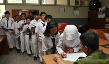 Anak-anak memasuki hari pertama sekolah. ilustrasi