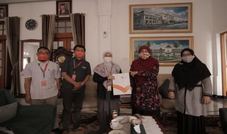 Murni Alit Baginda, Direktur Program Rumah Zakat didampingi Mulyana Yusup Branch Manager Rumah Zakat Bandung serta Kusnadi Kordinator Relawan Inspirasi Rumah Zakat mendapat kesempatan berdiskus program pemberdayaan di wilayah kota Bandung.   Diskusi dilakukan bersama Siti Muntamah, yang akrab disapa Ummi Siti yang juga Istri dari Oded M Danial Walikota Bandung di di pendopo kota Bandung, hari kamis (9/7). 