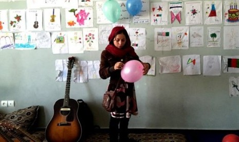 Mursal (12 tahun) menjadi bagian dari sekolah gitar The Miraculous Love Kids bagi anak jalanan di Afghanistan.